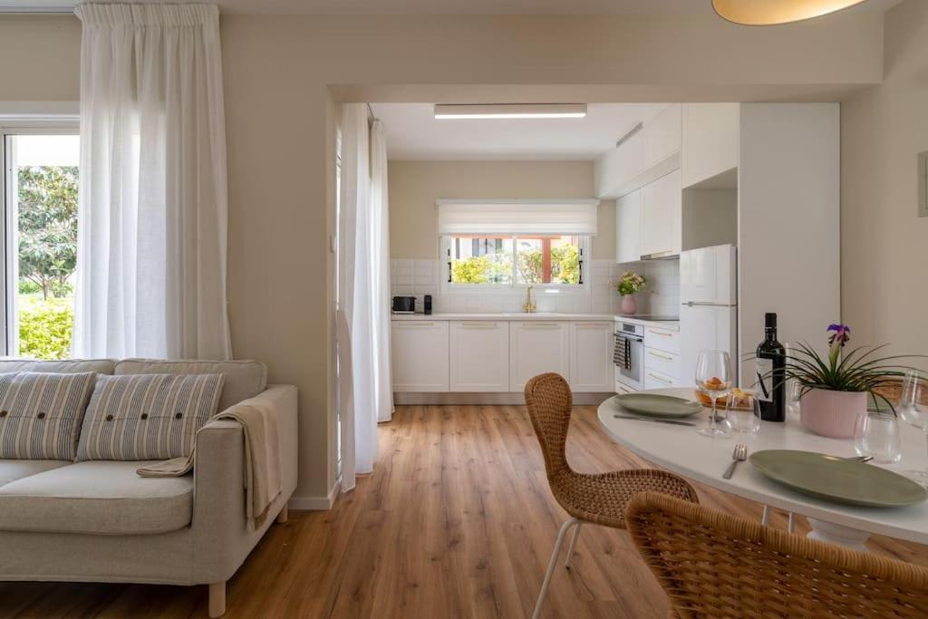 Cozy Nerina Cottage At Harbour Paphos ภายนอก รูปภาพ