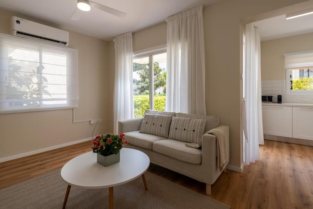 Cozy Nerina Cottage At Harbour Paphos ภายนอก รูปภาพ